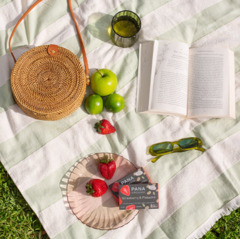 Pana Strawberry Pistachio Chocolate Bar 45g